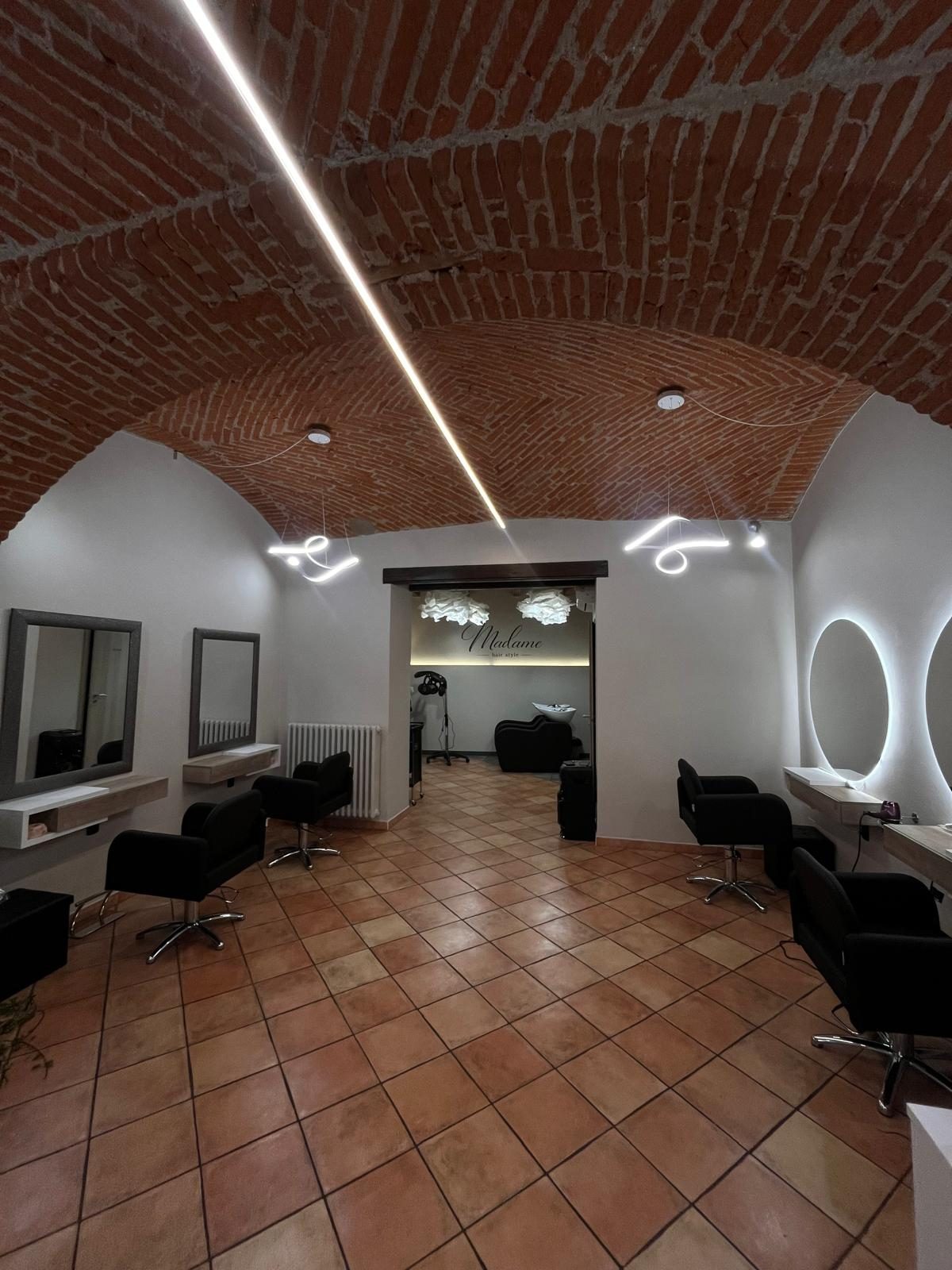 La sala principale del salone con le volte in mattoni a vista