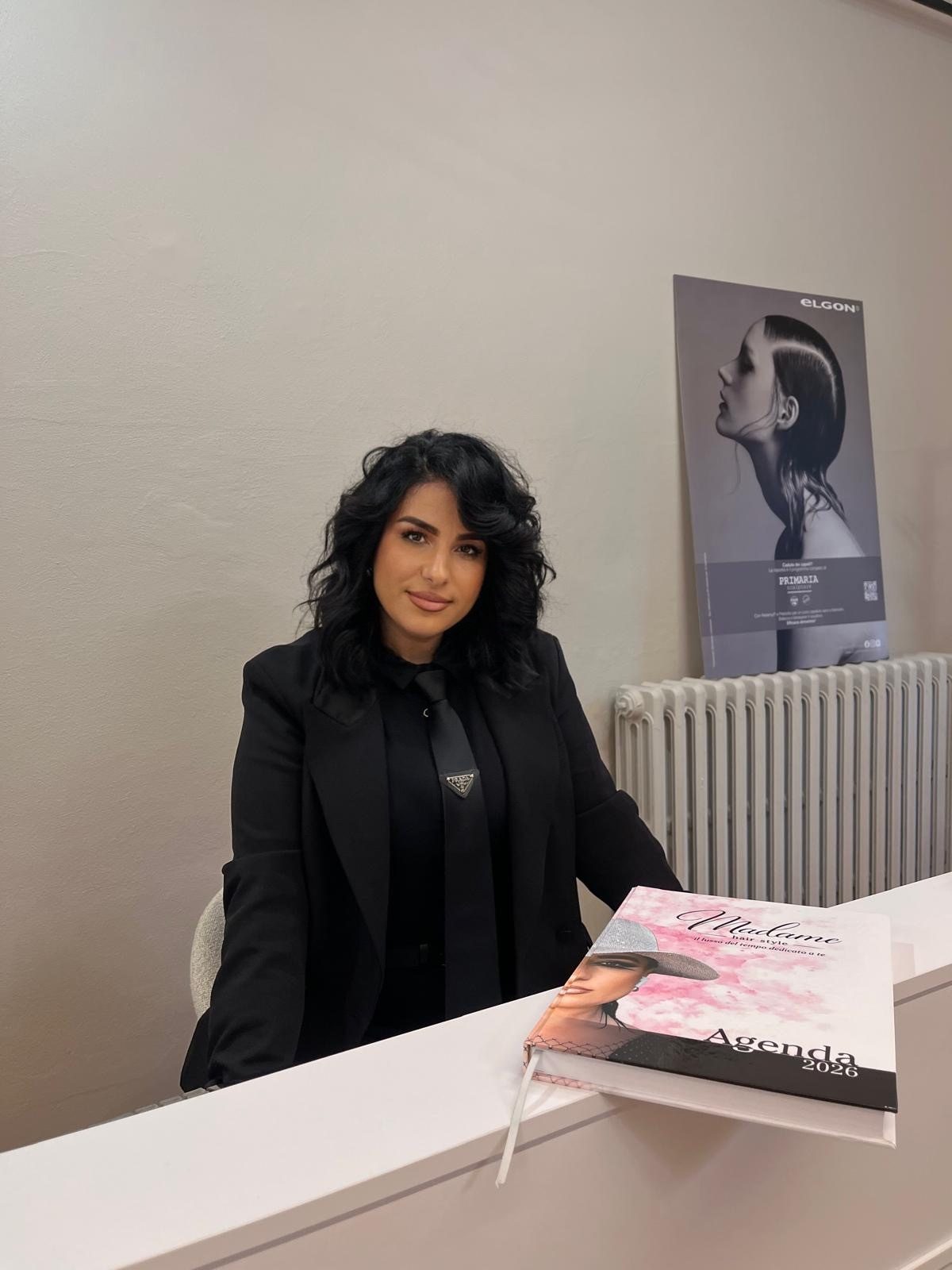 Oriola, titolare di Madame Hair Style, alla reception del salone